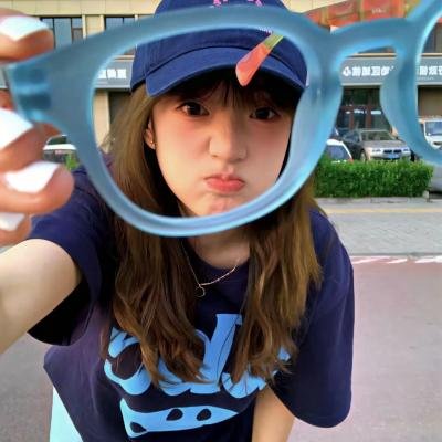 踉跄的女孩